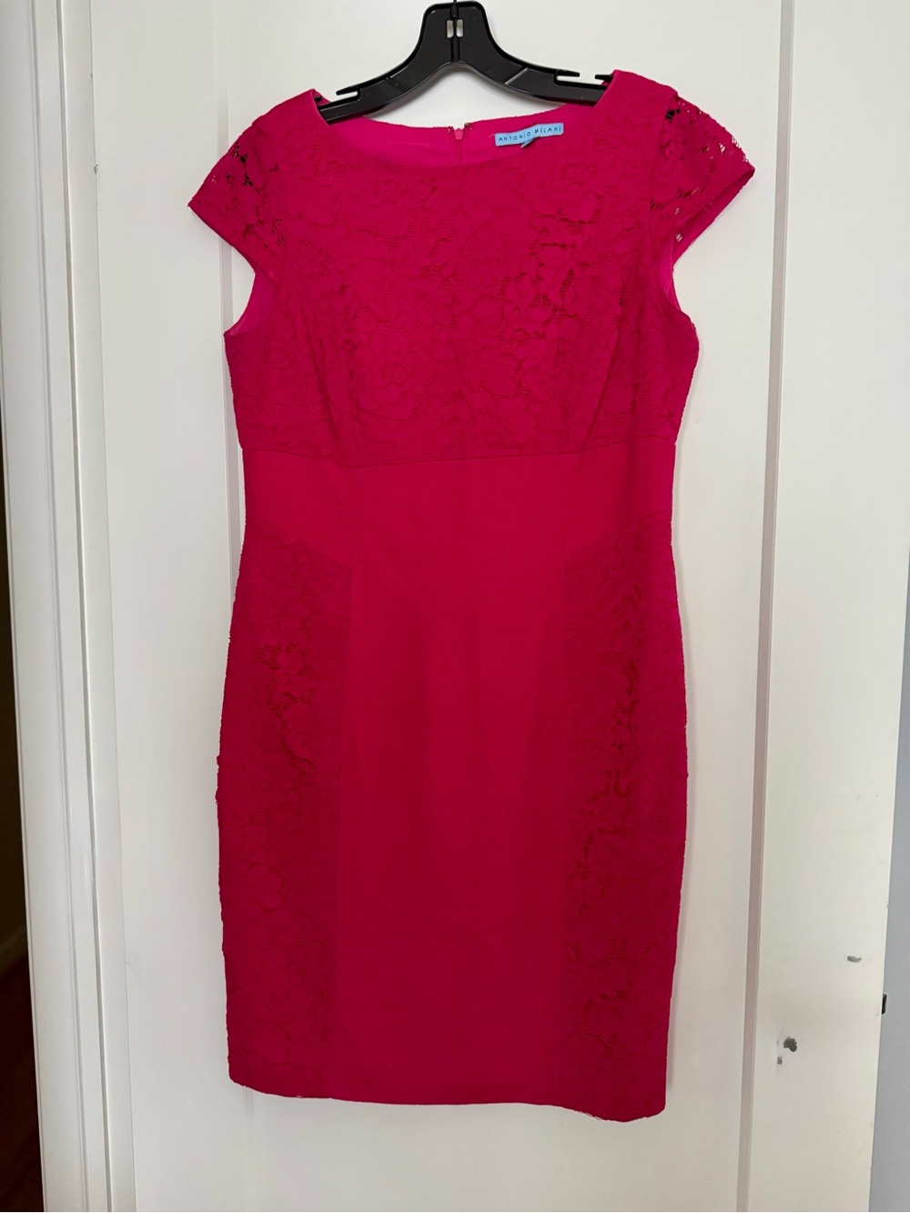 Antonio Melani magenta dress features cap sleeves & lace overlay design. Sz 8